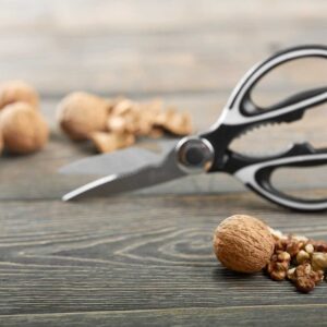 Géniale découverte concernant les ciseaux de cuisine : à quoi servent réellement les poignées rainurées ?